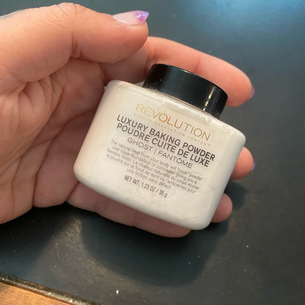 Makeup revolution baking powder